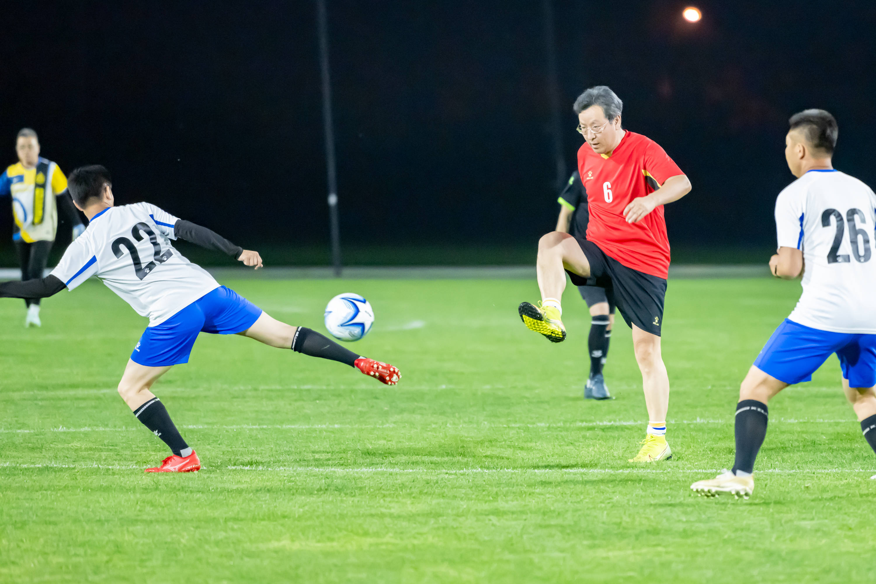 关于转折点西汉姆豪取连胜；德甲清晨攻防权衡；气氛紧张；更衣室氛围转暖的信息